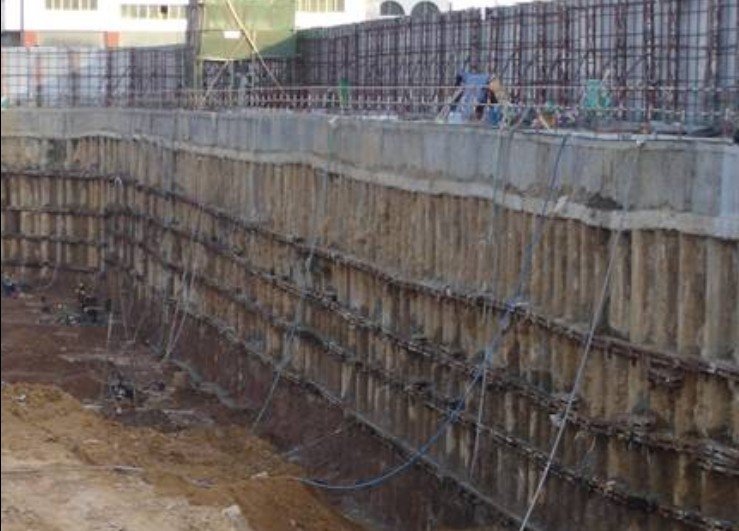 水泥土桩墙分深层搅拌水泥土桩墙和高压旋喷桩墙等类型,通常呈格构式