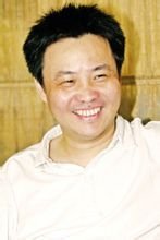 ... 华 自治 、母亲余佩文(父母的姓,是余华名字的来源
