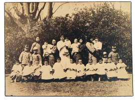 上海大同幼稚园保育员与儿童在法国公园合影照