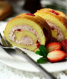草莓果酱奶油蛋糕卷