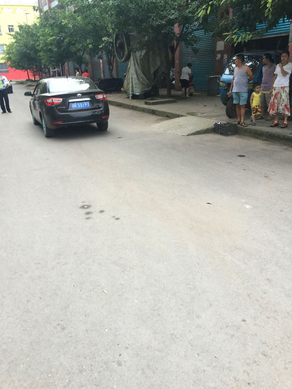 十字路口,摩托车撞到小车后门。谁的责任。都