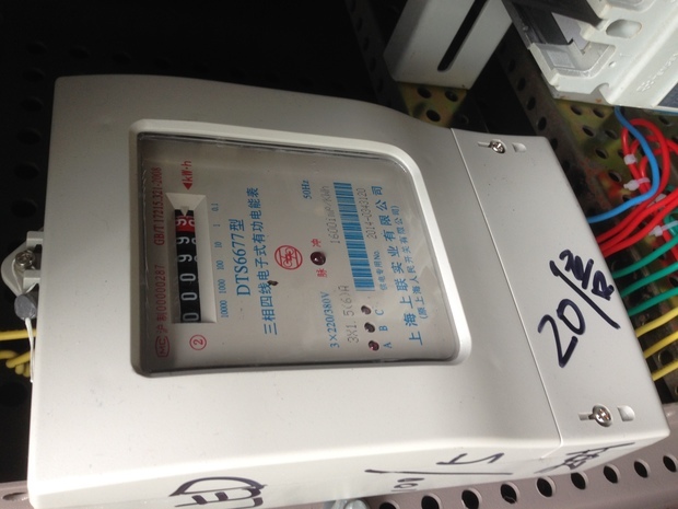 追问 : 可以告诉我怎么计算的吗? 追答 : 就是电表走的数字再x20倍率,你电流互感器是20倍是吧 追问 : 就是不知道才问的 。可是我们的仪器 是平均功耗是400W一平方米一共是200平,然后一天开10个小时,这个是一个月的电量 追问 : 如果是24000度电一个月才对 ! 追答 : 你看一看电流互感器是多少比多少就知啦 追问 : 旁边是100/5 20A 不知道什么意思~~