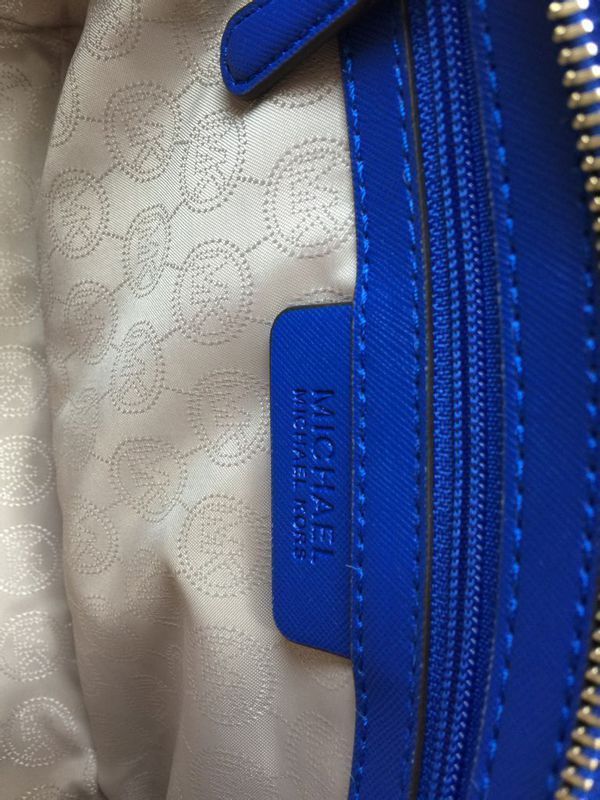 各位姐妹们,麻烦帮忙看看这个MK包是真的假的