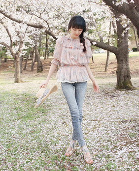 短款连衣裙怎么搭配裤子_360问答