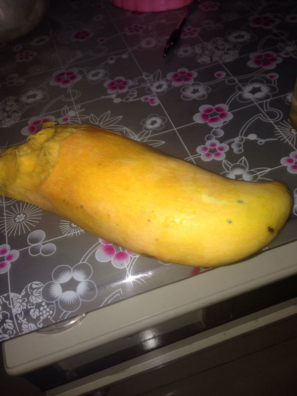 问:这个芒果 该怎么吃啊?我第一次买 撕下皮 一