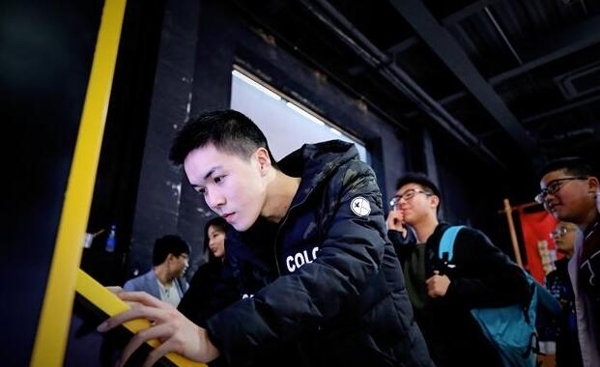 走进皇室战争比赛现场看到三百个皮卡手办 还