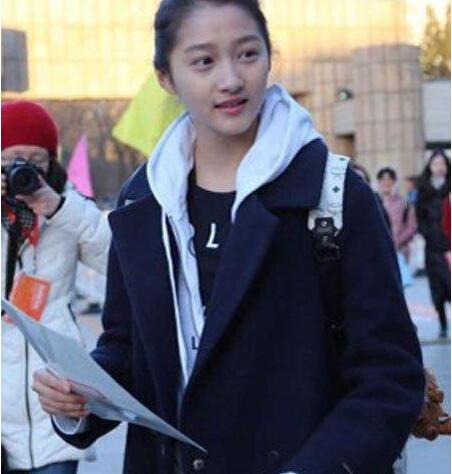 关晓彤粉色外套鹅黄色帆布鞋少女感十足。