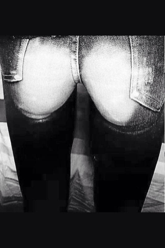 问:男孩穿紧身牛仔裤好看吗?裤子勒屁股里这样