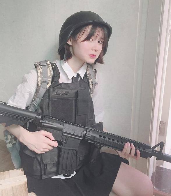 最美吃鸡cos妹子走红 网友:这快递不忍心收