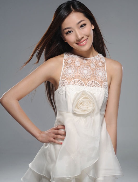 何以玫 |演员 菅韧姿 何以琛养父母的女儿,自幼喜欢何以琛,可惜是单恋